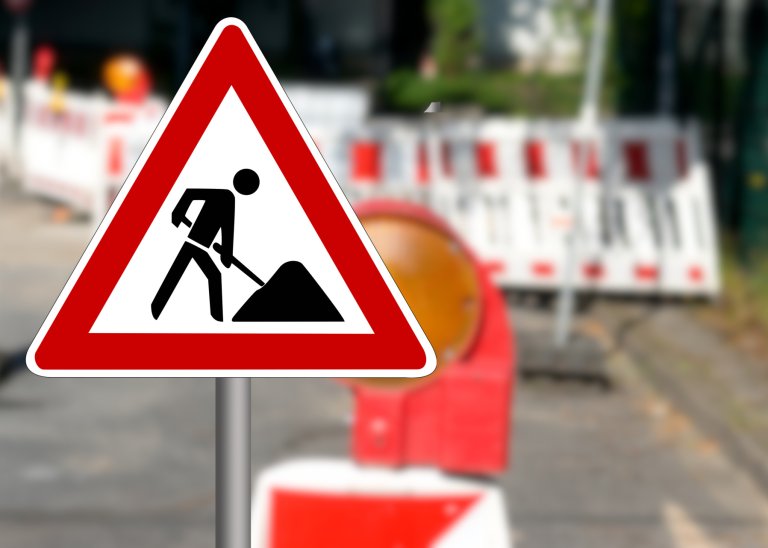 Verkehrsschild und Absperrung an einer Baustelle