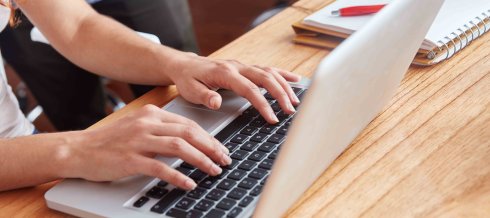 Informatiker arbeitet am Laptop Computer
