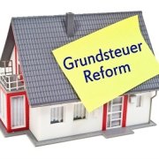 Haus mit Zettel und Grundsteuer Grundsteuerreform
