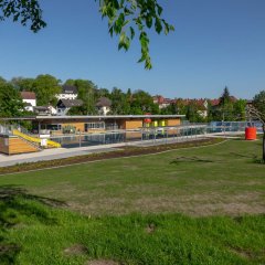 Sommerliche Blick auf die Gebäude des Freibades - Juni 2021.