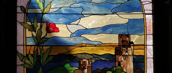 Mosaikfenster mit Jugendstil-Dekor.