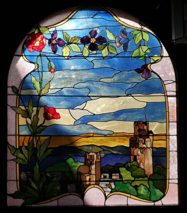 Mosaikfenster mit Jugendstil-Dekor.