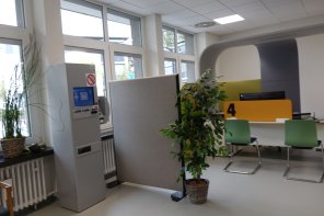 Serviceplatz im Bürgerbüro mit einem Schreibtisch und zwei Stühlen.