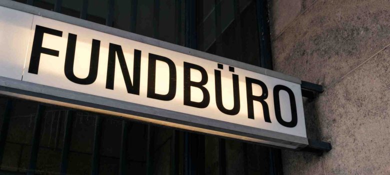 Fundbüro Beleuchtetes Schild, auf dem "Fundbüro" steht.