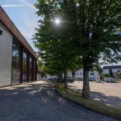 Bürgerhaus Rohrbach: Seitlicher Blick auf das Bürgerhaus und den zur Verfügung stehenden Parkplatz
