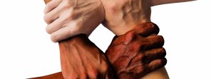 Zusammenhalt Vier Hände, die sich gegenseitig umgreifen