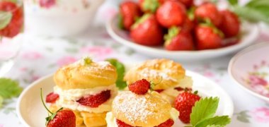 Bei leckeren Kuchenstückchen gemeinsam Zeit verbringen