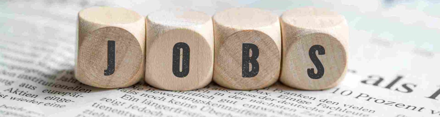 Holzwürfel mit Buchstaben. Sie bilden das Wort "Jobs"