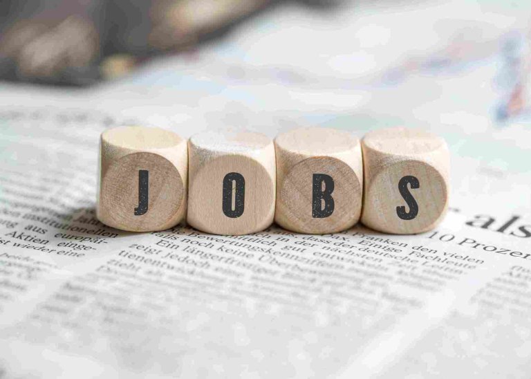 Holzwürfel mit Buchstaben. Sie bilden das Wort "Jobs"