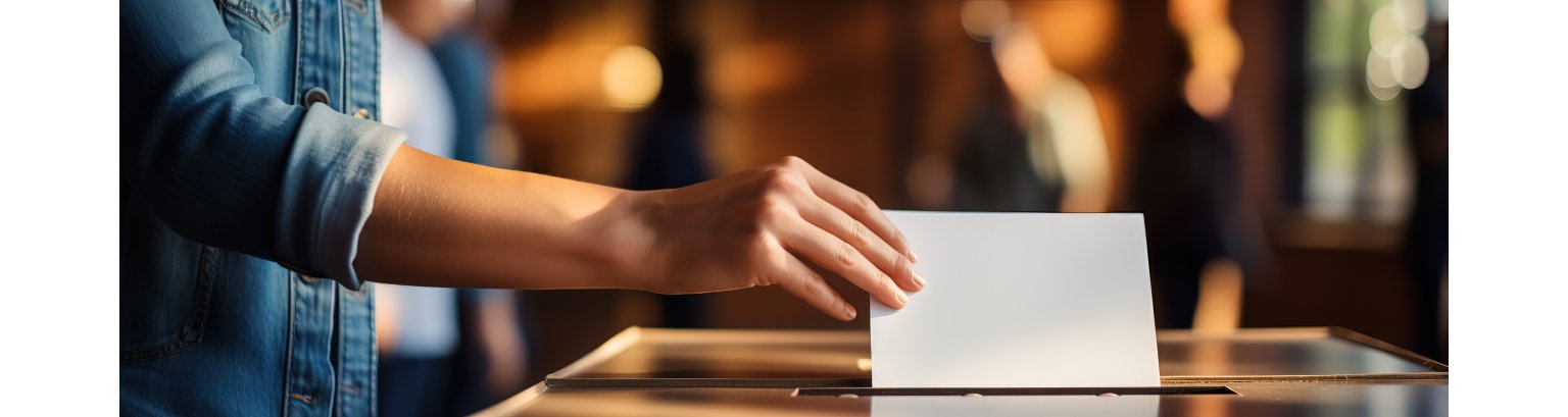 Hand of a woman voting at a ballot box during elections Hand, die einen Umschlag mit Wahlunterlagen in die Wahlurne einwirft.
