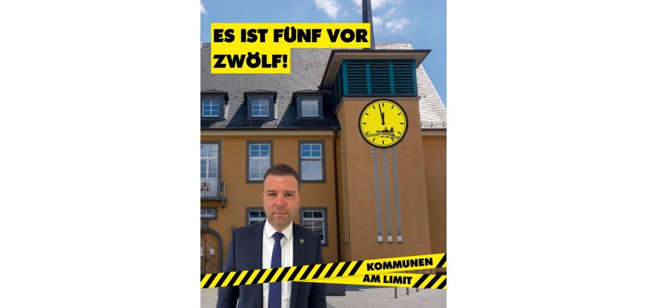 Kommunalpolitiker vor einem Rathausgebäude mit Uhrturm. Die Grafik „Es ist fünf vor zwölf“ weist auf die angespannte Situation vieler Städte und Gemeinden hin.