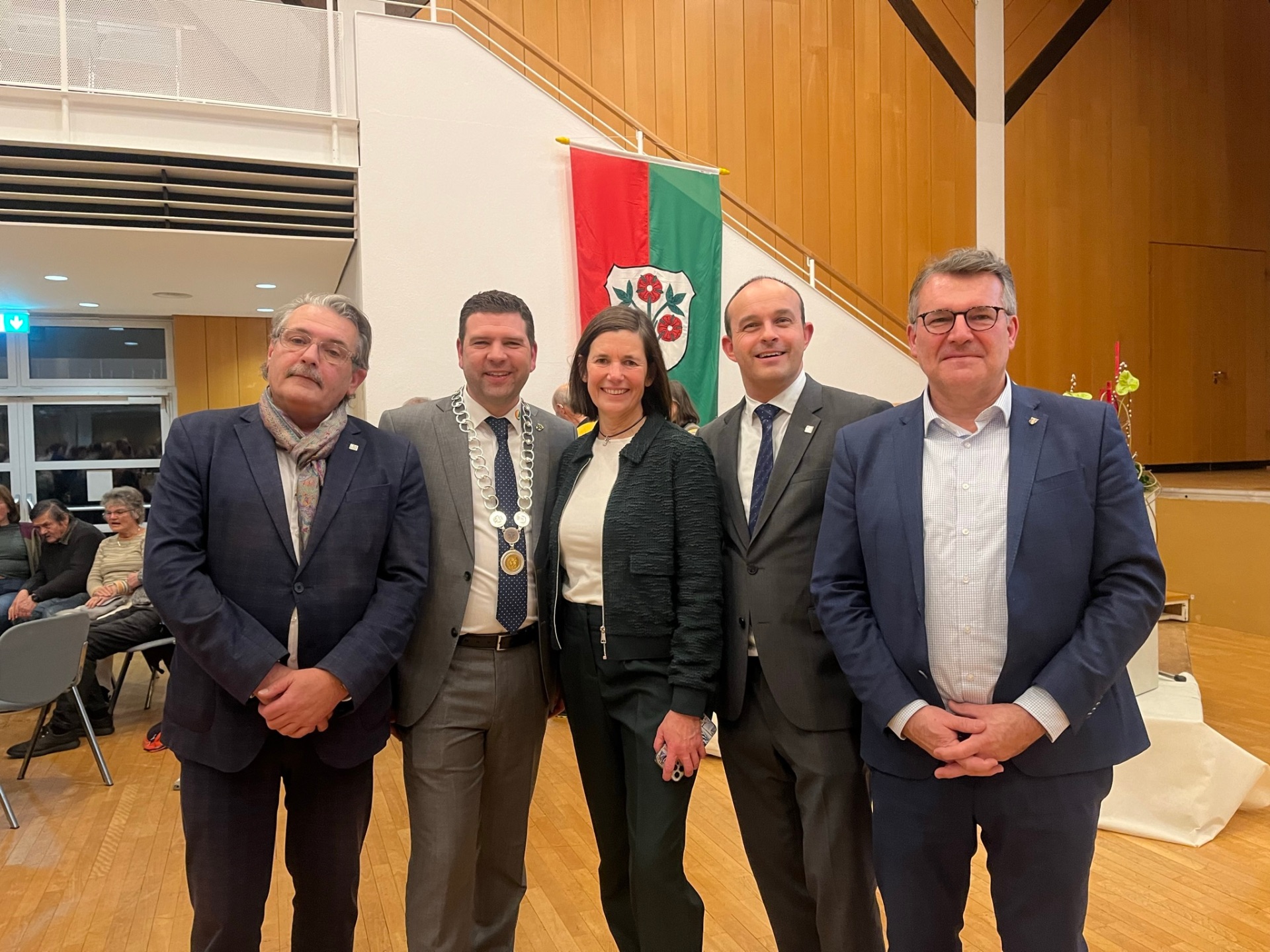 Gäste aus verschiedenen Ebenen der Politik sind der Einladung von Bürgermeister Silbereis gefolgt. Auch Gäste aus dem Landtag und dem Kreis Darmstadt-Dieburg sind der Einladung gefolgt.