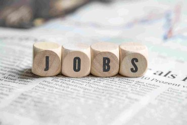 Holzwürfel mit Buchstaben. Sie bilden das Wort "Jobs"