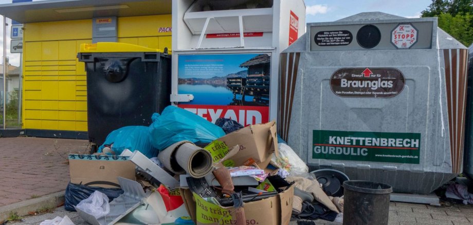 Müllcontainer Vor den Sammelcontainern liegt eine größere Menge illegal entsorgter Abfälle.