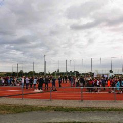 Menschen auf einem Sportplatz