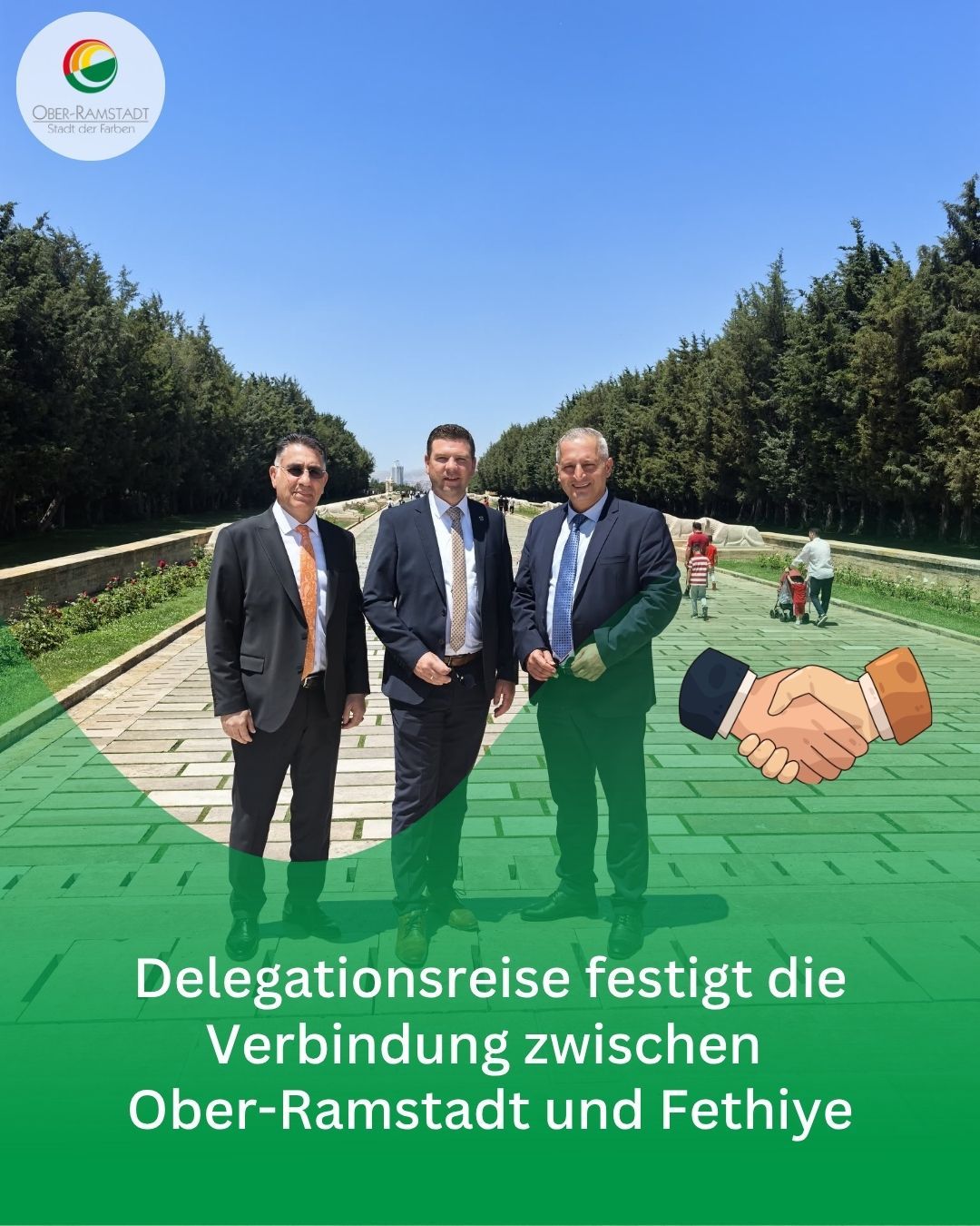 Drei Vertreter einer Delegation stehen auf einer Promenade im Freien. Die Grafik weist auf die Vertiefung der Verbindung zwischen Ober-Ramstadt und Fethiye hin.