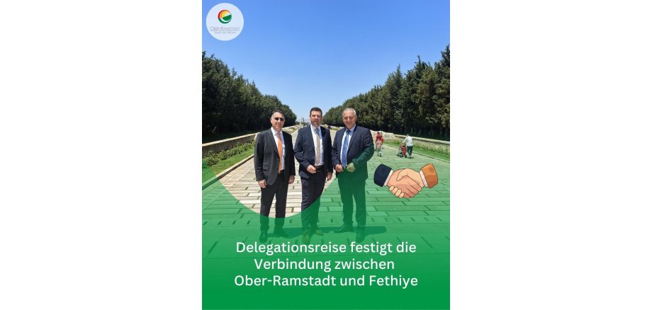 Delegationsreise festigt die Verbindung zwischen Ober-Ramstadt und Fethiye Drei Vertreter einer Delegation stehen auf einer Promenade im Freien. Die Grafik weist auf die Vertiefung der Verbindung zwischen Ober-Ramstadt und Fethiye hin.