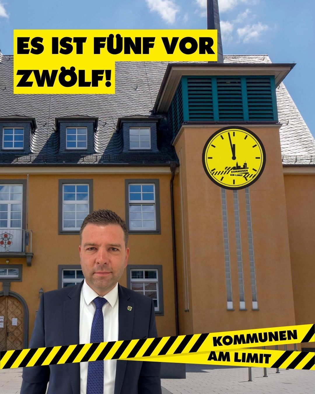 Es ist Fünf vor zwölf! Kommunalpolitiker vor einem Rathausgebäude mit Uhrturm. Die Grafik „Es ist fünf vor zwölf“ weist auf die angespannte Situation vieler Städte und Gemeinden hin.