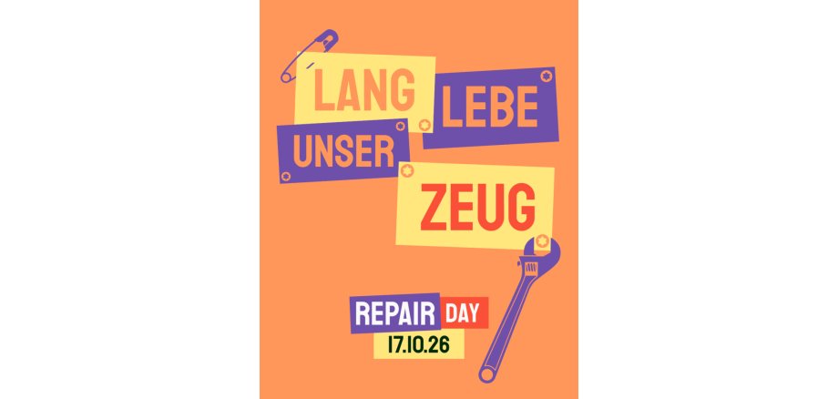 Buntes Plakat zum Repair Day am 17. Oktober 2026 mit dem Schriftzug ‚Lang lebe unser Zeug‘. Auf orangefarbenem Hintergrund sind gelbe und violette Textfelder sowie eine Sicherheitsnadel und ein Schraubenschlüssel abgebildet.