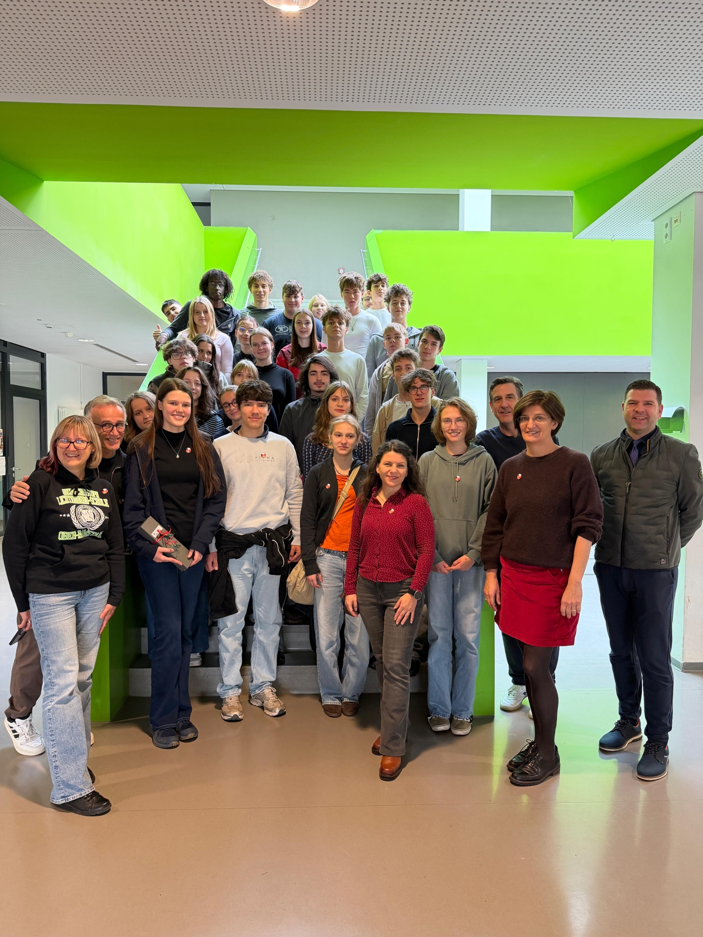 Schülerinnen und Schüler der GCLS und der Partnerschule aus Warschau zusammen mit Bürgermeister Tobias Silbereis.