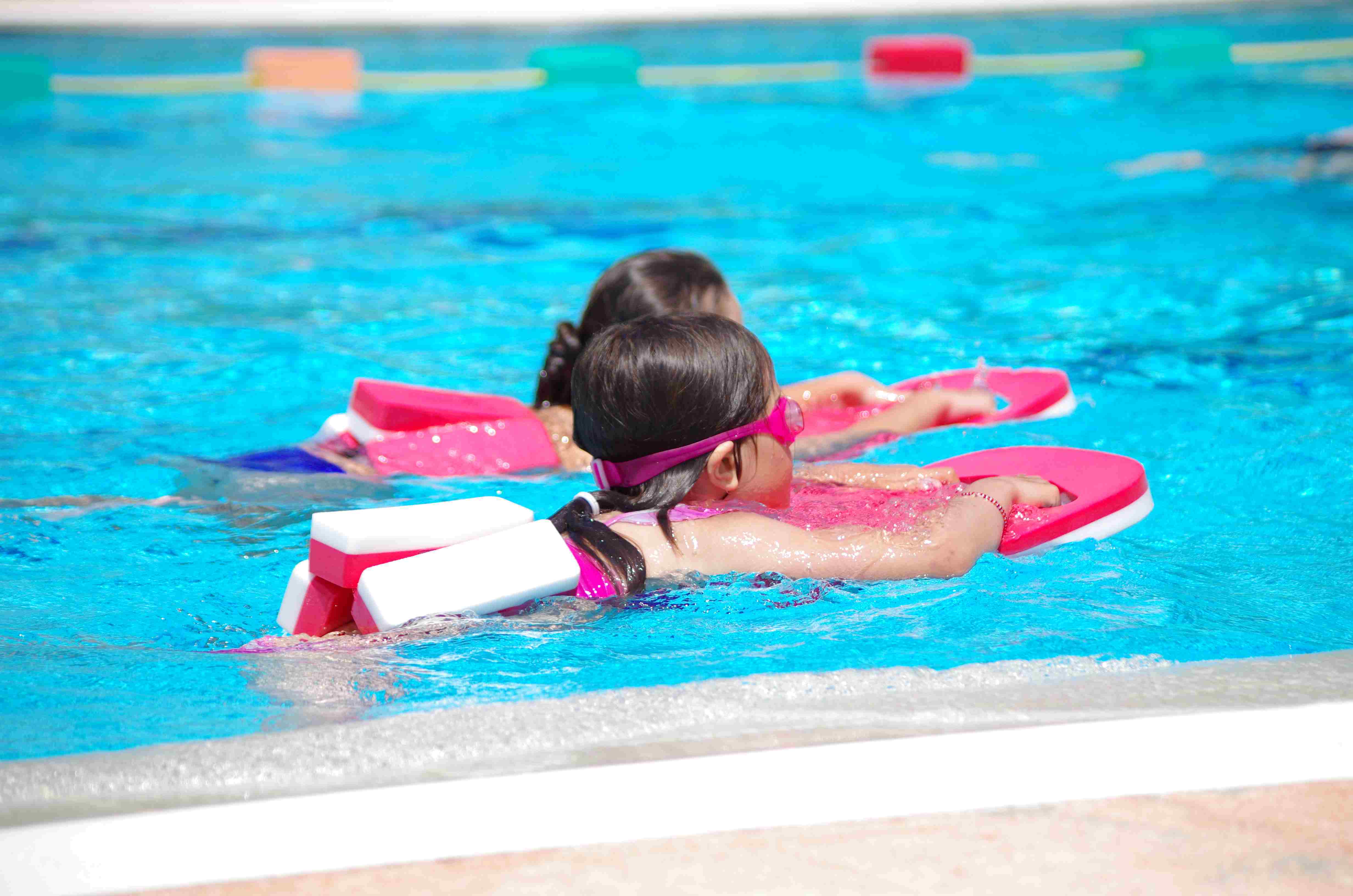 Schwimmfest Kinder schwimmen im Wasser