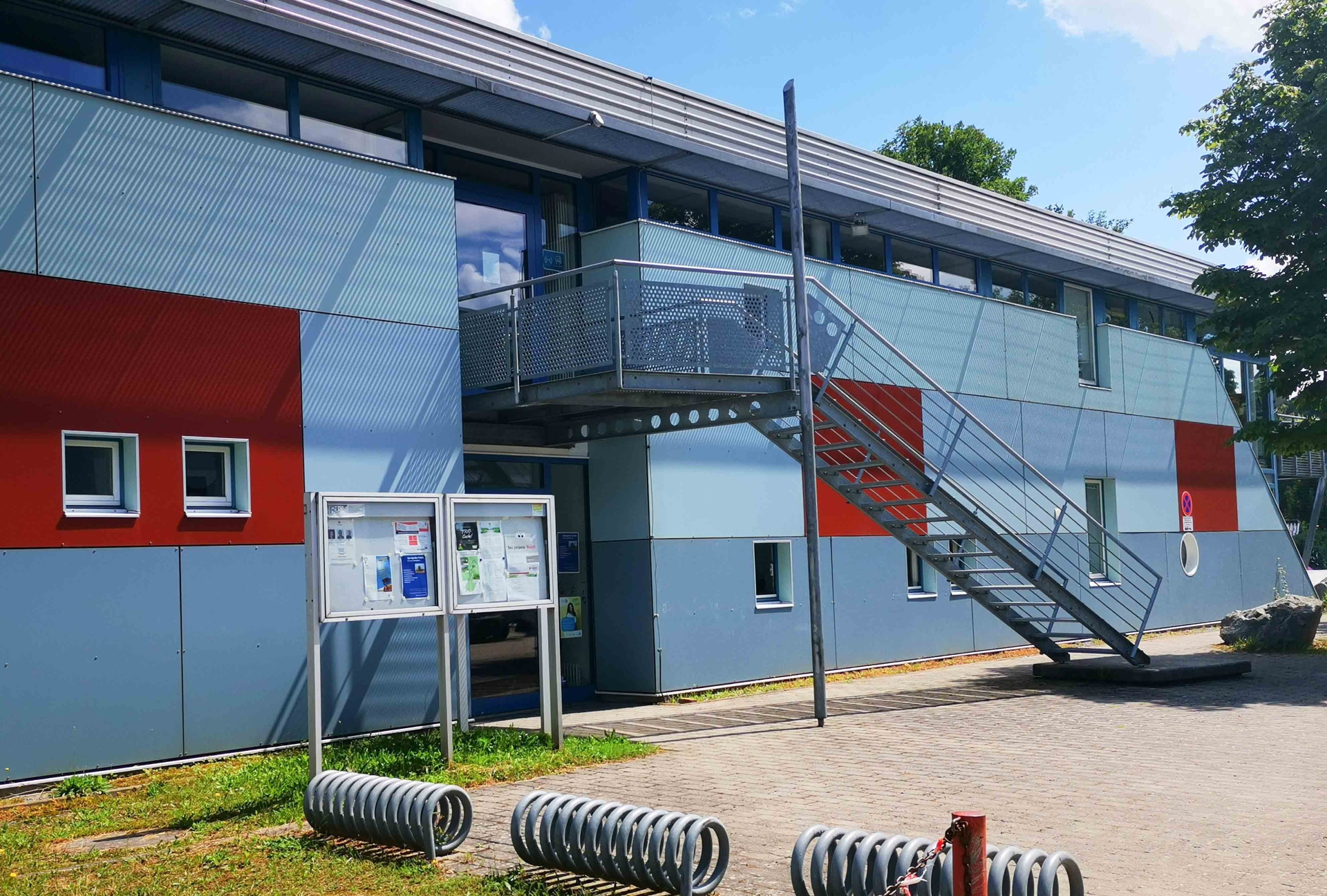 Zu sehen ist ein Gebäude. In diesem Gebäude findet der Jugendtreff in Ober-Ramstadt statt.