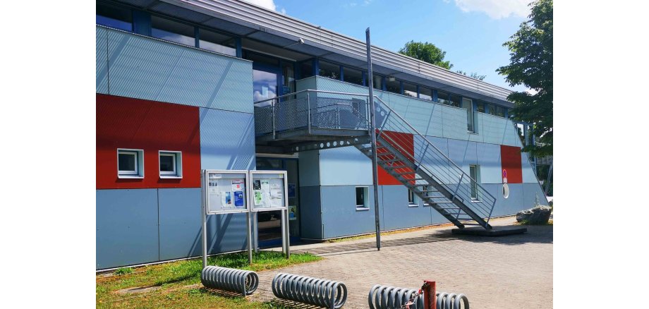 Zu sehen ist ein Gebäude. In diesem Gebäude findet der Jugendtreff in Ober-Ramstadt statt.