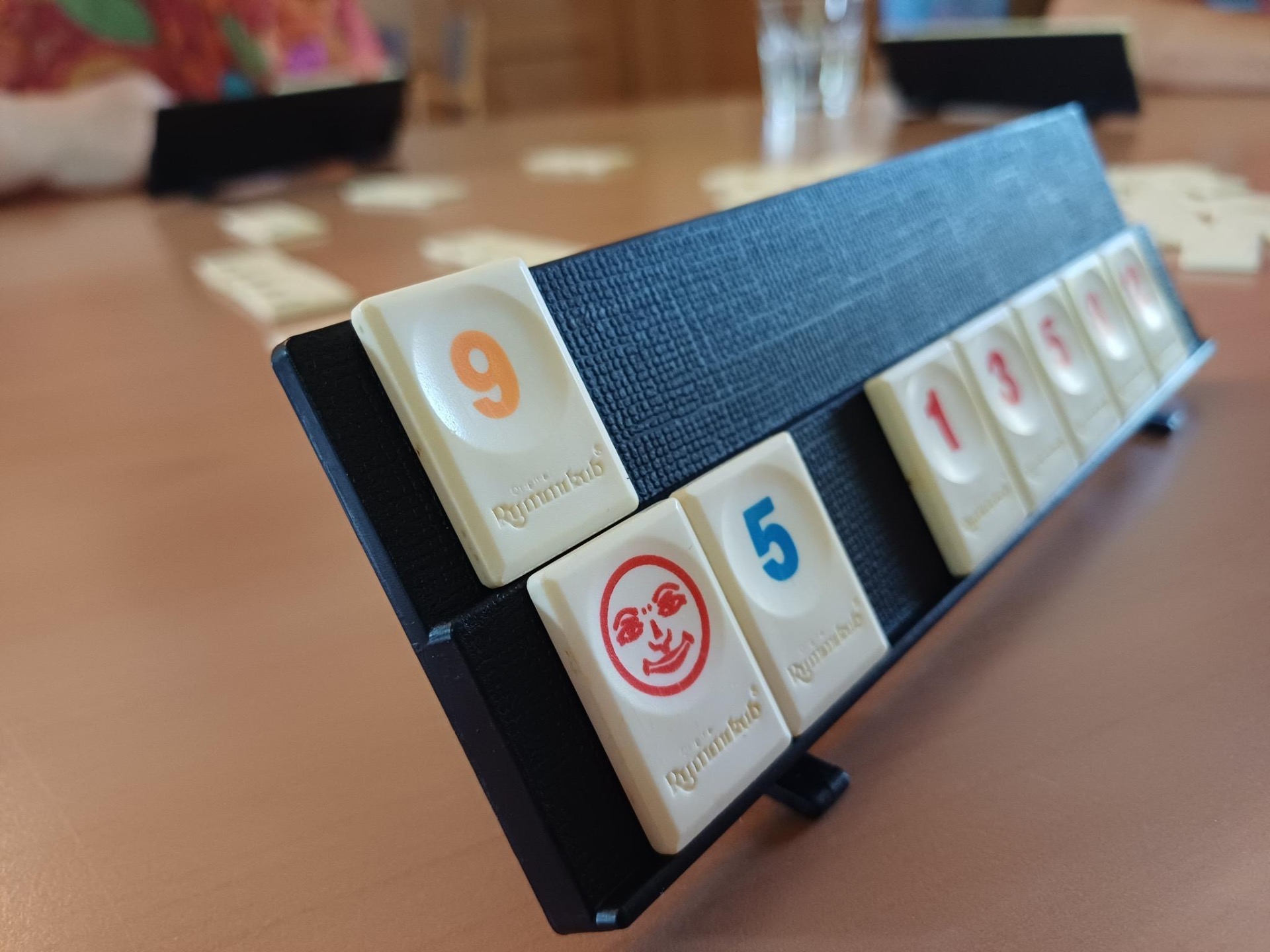 Spielbrett mit Rummikubsteinen