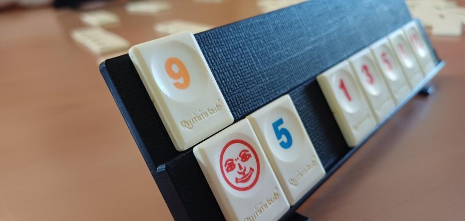 Spielbrett mit Rummikubsteinen