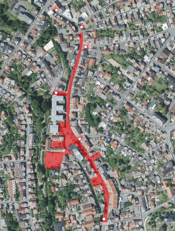 Straßensperrungen zur Kerb 2026 Luftbildkarte eines Wohngebiets mit rot markiertem Straßenabschnitt und mehreren markierten Sperrpunkten. Die Markierung zeigt den von einer Straßensperrung betroffenen Bereich einschließlich angrenzender Flächen.