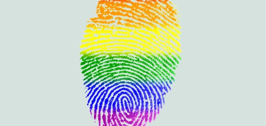 Feel Que(e)r Fingerabdruck in Regenbogenfarben