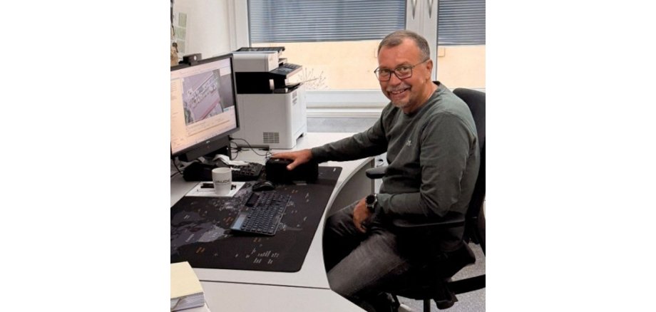 Uwe Hanker nach fast 48 Jahren im Dienst der Stadt Ober-Ramstadt geht in Rente Person arbeitet am Computer in einem modernen Büro