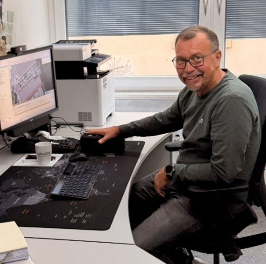 Person arbeitet am Computer in einem modernen Büro