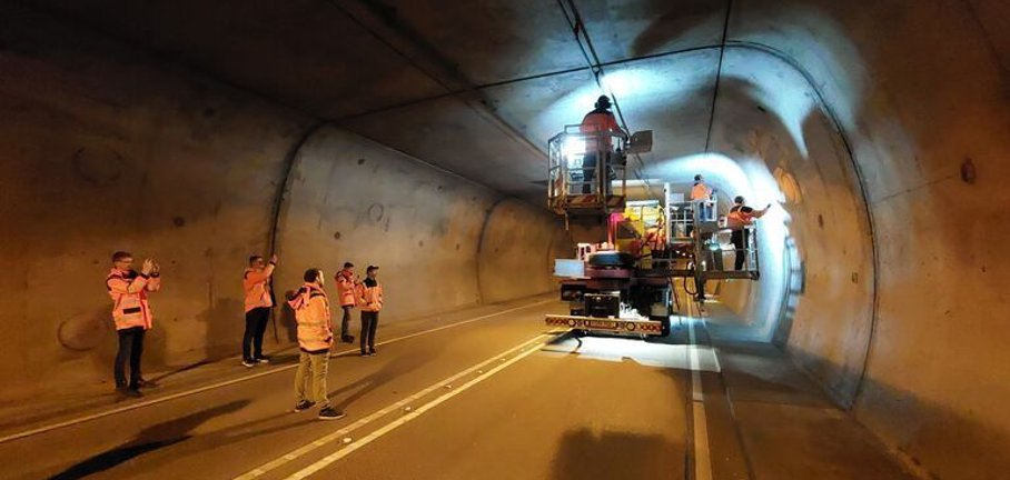 Innenaufnahme des Lohbergtunnel nachts bei Arbeiten.