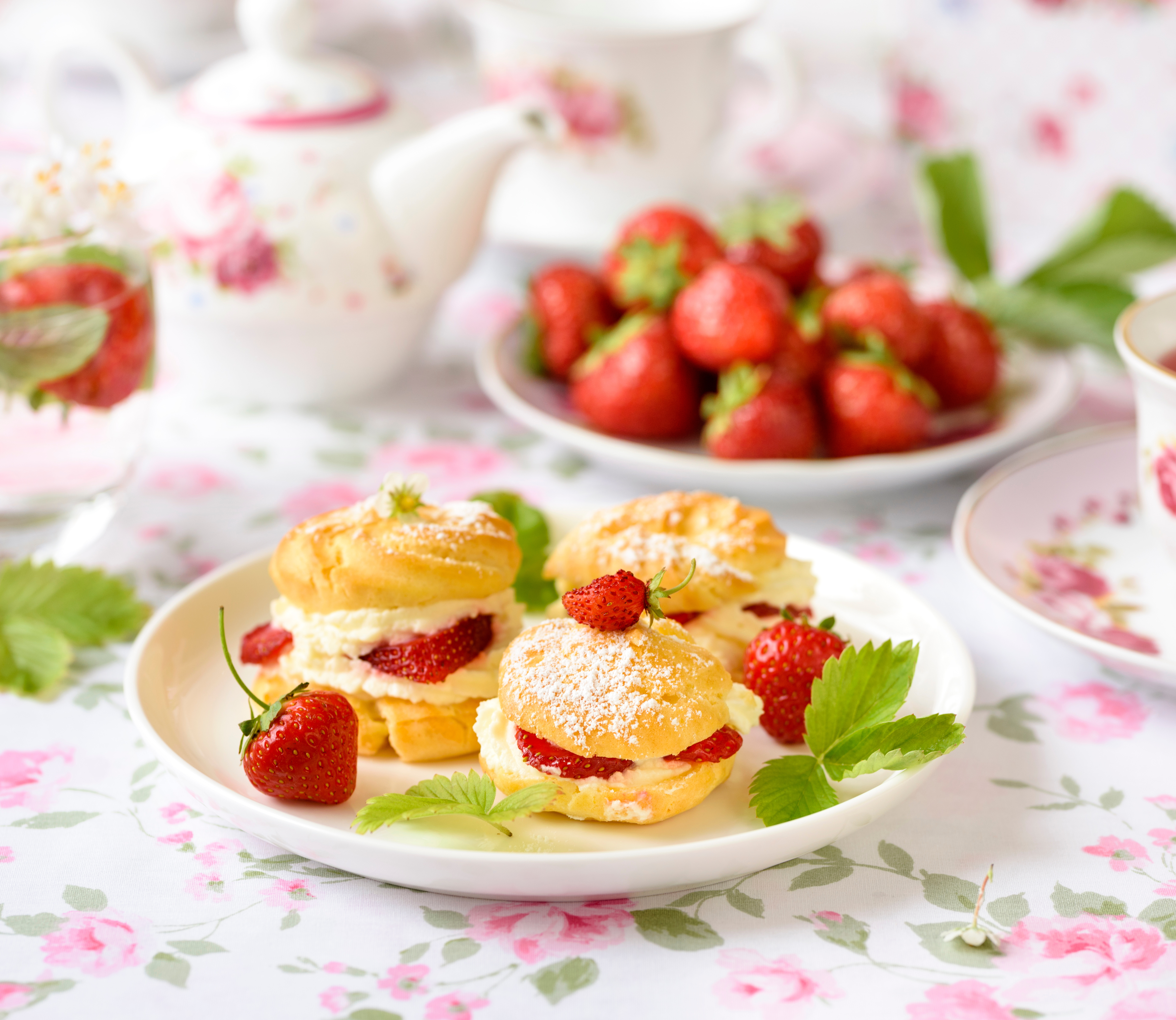 Cream puffs with berries Cream puffs with berries
